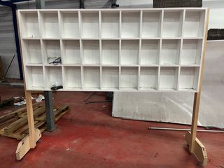 Scaffalatura modulare bianca con 27 scomparti