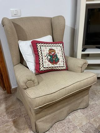 2 Sillones orejeros beige con cojín