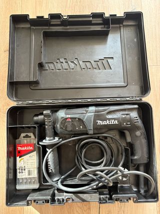 Taladro Makita HR2470BX40 con maletín