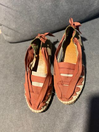 Alpargatas Naguisa caqui y Rojo