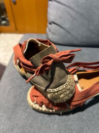 Alpargatas Naguisa caqui y Rojo