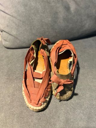 Alpargatas Naguisa caqui y Rojo