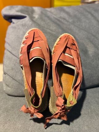 Alpargatas Naguisa caqui y Rojo