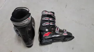 Esquís Rossignol Open 500 con bastones y botas.