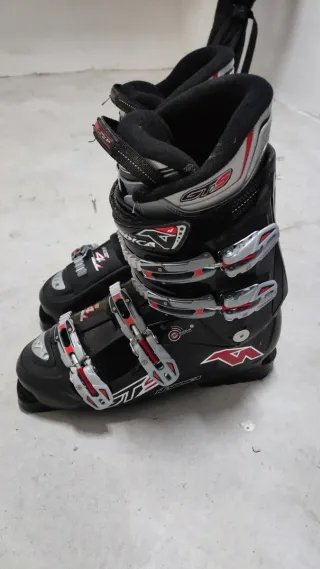 Esquís Rossignol Open 500 con bastones y botas.