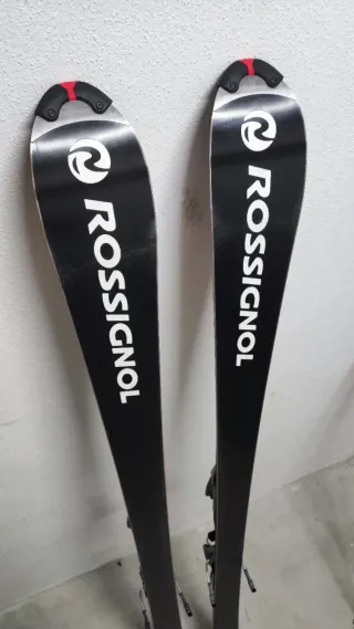 Esquís Rossignol Open 500 con bastones y botas.