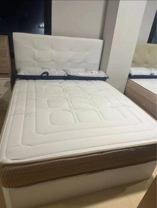 Cama canapé con cabecero blanco