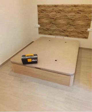 Cama canapé con cabecero blanco