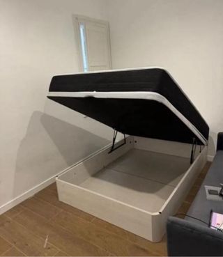 Cama canapé con cabecero blanco