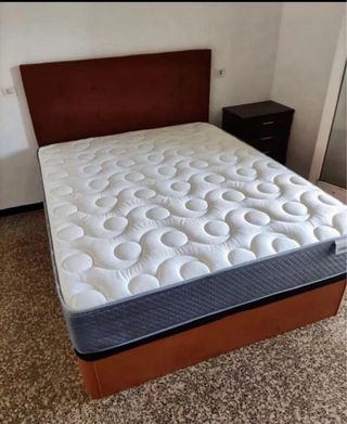 Cama canapé con cabecero blanco