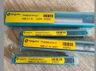 Machos de roscar a máquina