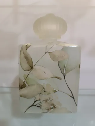 Bottiglia milleusi in vetro decorata con foglie