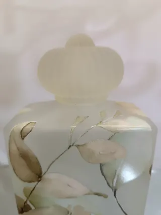 Bottiglia milleusi in vetro decorata con foglie