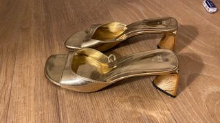 Tacones Zara dorados talla 36