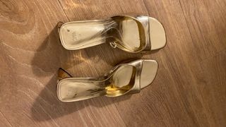 Tacones Zara dorados talla 36