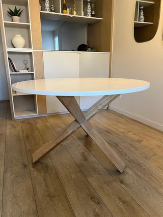 Mesa redonda blanca y madera maciza