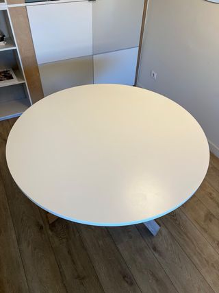 Mesa redonda blanca y madera maciza