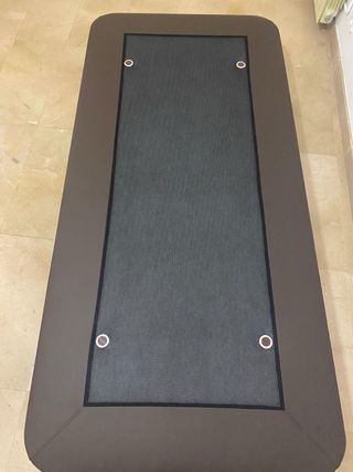 Cama individual gris y blanca