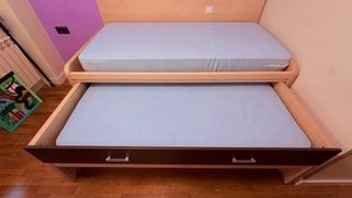 Cama nido con colchones y cajonera.