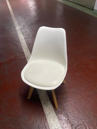 Sillas de plástico y madera