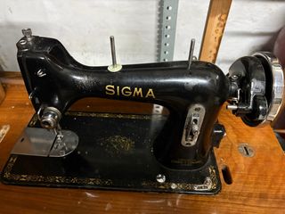 Máquina de coser Sigma vintage con mesa