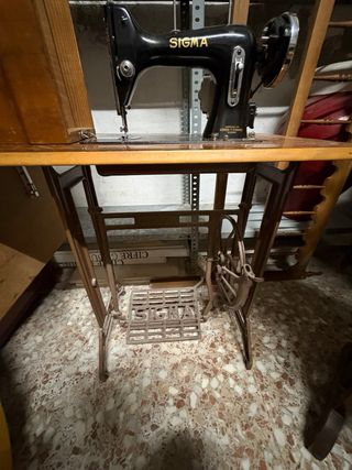 Máquina de coser Sigma vintage con mesa