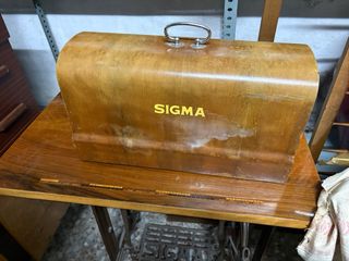 Máquina de coser Sigma vintage con mesa