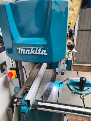 Sierra de cinta Makita LB1200F mas extras