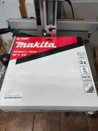Sierra de cinta Makita LB1200F mas extras