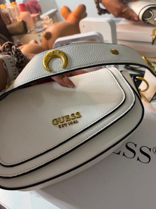 Bolso Guess Blanco y Dorado