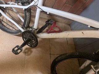 Bicicleta de montaña blanca