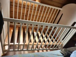 Cuna blanca con nube azul