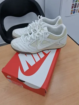 Zapatillas Nike Talla 44 Blancas y Beige