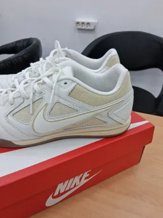 Zapatillas Nike Talla 44 Blancas y Beige
