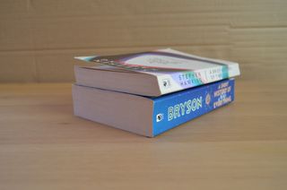 Libros en inglés de Stephen Hawking y Bill Bryson