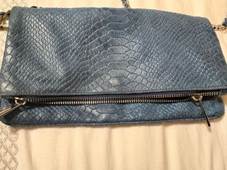 Bolso azul con cadena