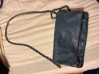 Bolso azul con cadena