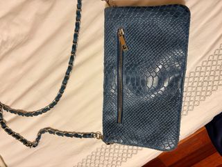 Bolso azul con cadena