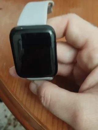 Reloj inteligente gris y lila