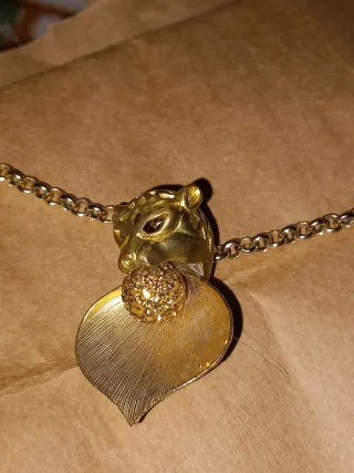 Colgante dorado con forma de pantera