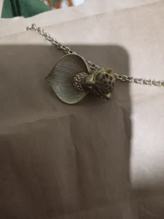 Colgante dorado con forma de pantera