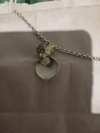 Colgante dorado con forma de pantera