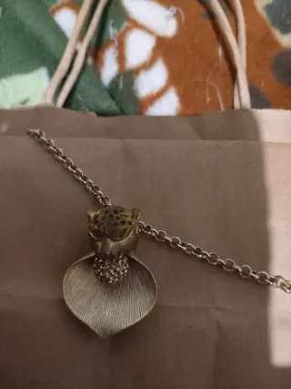 Colgante dorado con forma de pantera