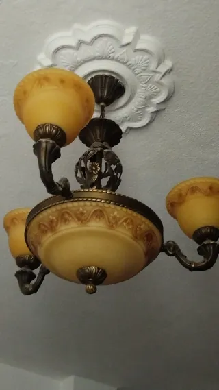 Lámpara de techo dorada y amarilla