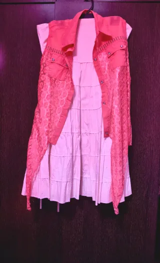 Falda larga blanca y chaleco coral