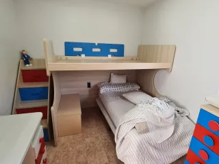 Dormitorio juvenil litera con escritorio y comoda