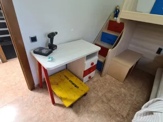 Dormitorio juvenil litera con escritorio y comoda