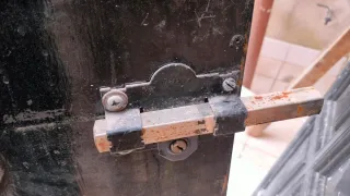 Puerta de entrada de hierro