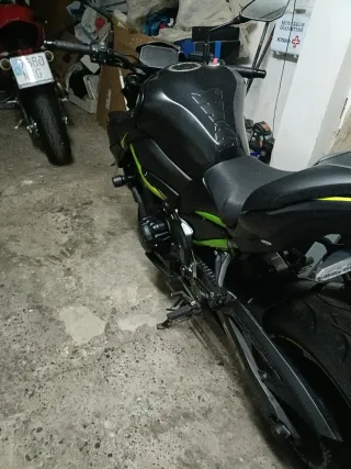 Kawasaki Z900 Negra y Verde