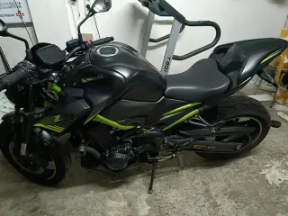 Kawasaki Z900 Negra y Verde